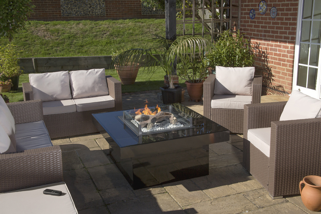 Outdoor fireplace